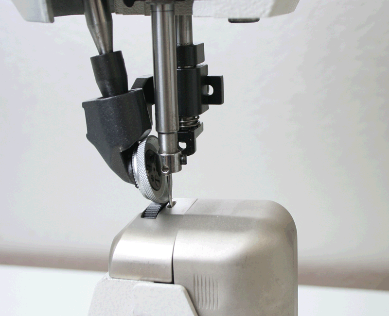 MAK TE4910P 1499€ Machine à coudre industrielle Triple entrainement à pilier à Roulette entrainante