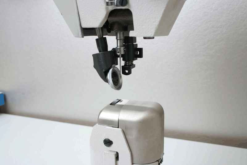 MAK TE4910P 1299€ Machine à coudre industrielle Triple entrainement à pilier à Roulette entrainante